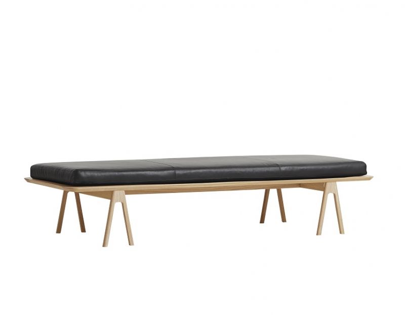 Level Daybed Liege von Woud mit schwarzer Lederauflage und hellem Holzgestell. Moderne Liege.